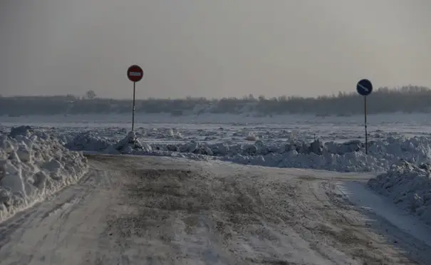 Même sur le fleuve le code de la route s’applique ! lors du voyage à vélo sur le fleuve Amour en Sibérie 