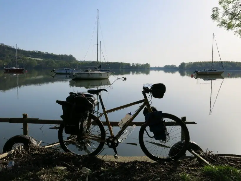 Ma monture : un VTT Genesis Longitude devant la base Nautique de Moissac