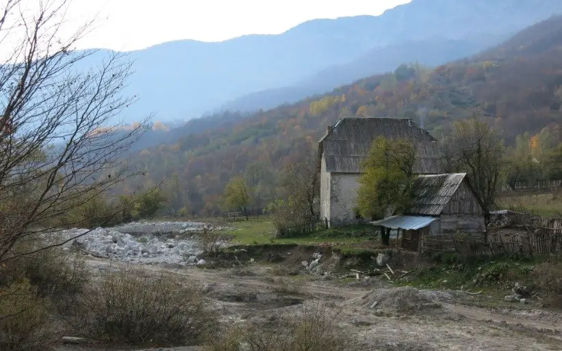 Maison à l'entrée de Teth lors de notre randonnée dans les montagnes des Balkans. Maison à l