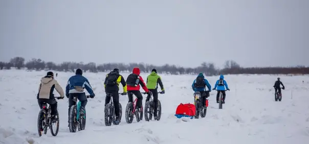 Mon escorte durant les premiers kilomètres pendant le voyage à vélo sur le fleuve Amour en Sibérie 