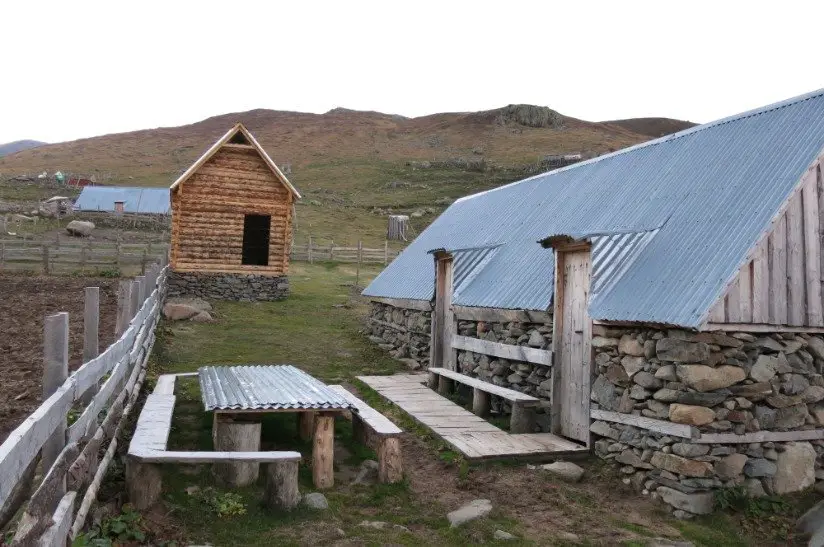 Notre cabane avec un sol en dur lors de notre randonnée dans les montagnes des Balkans.