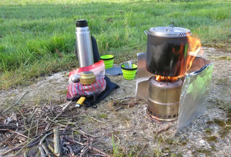 Notre cuisine ambulante le réchaud à bois simple et efficace