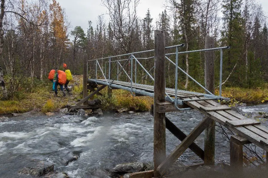 Nous traversons les plus gros torrents sur des ponts dans le parc du Sarek