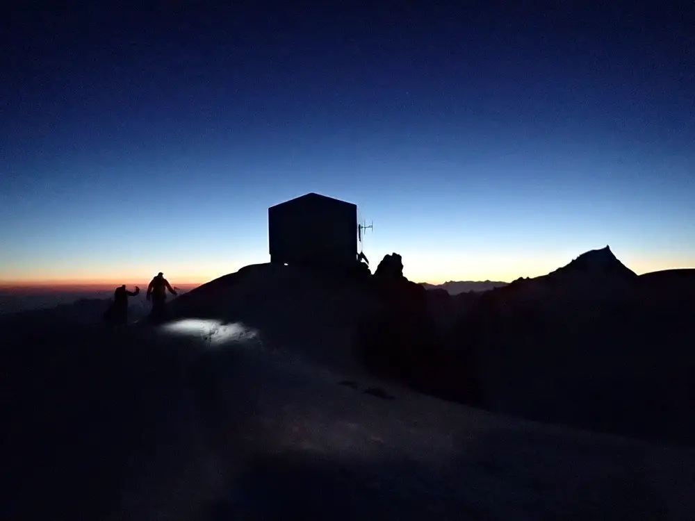 On arrive au refuge Vallot avant de repartir pour l'itinéraire jusqu'au Mont-Blanc