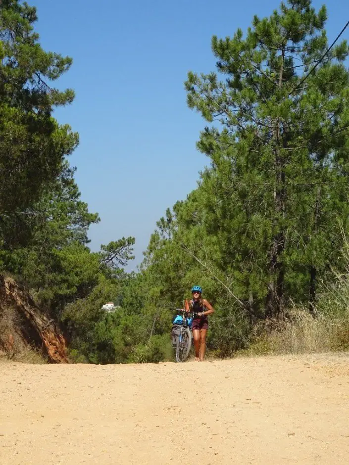 Parfois, le sable nous contraint à pousser pendant nos vacances à vélo en famille