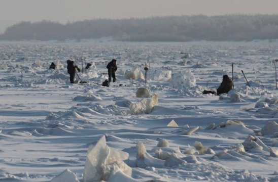 Pêcheurs sur le fleuve Amour En Sibérie