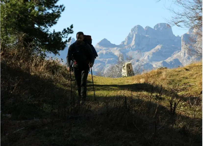 Passage de frontière (la borne en témoigne! ) lors de notre randonnée dans les montagnes des Balkans.