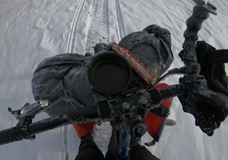 Pause thé et barre chocolatée – What else ! lors du voyage à vélo sur le fleuve Amour en Sibérie 