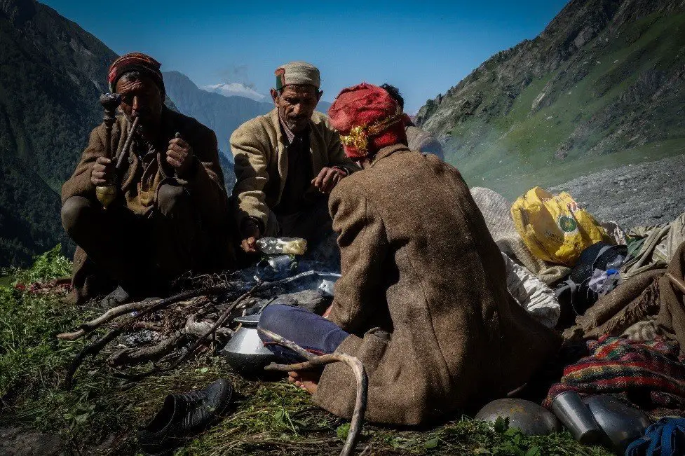 Petit déjeuner sur l'herbe avec les bergers Gaddis durant la traversée des Himalayas Petit déjeuner sur l