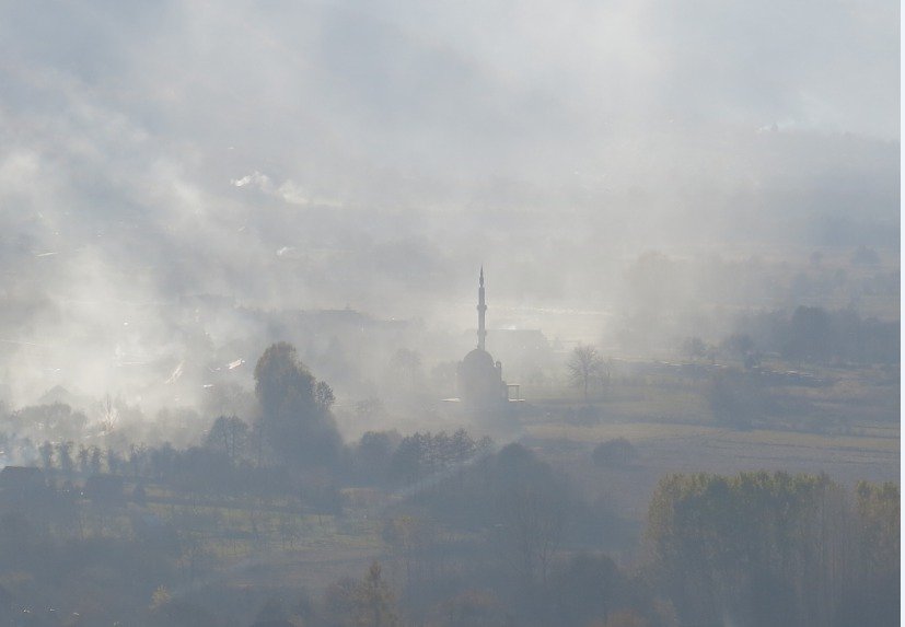 Plav, au crépuscule lors de notre randonnée dans les montagnes des Balkans.