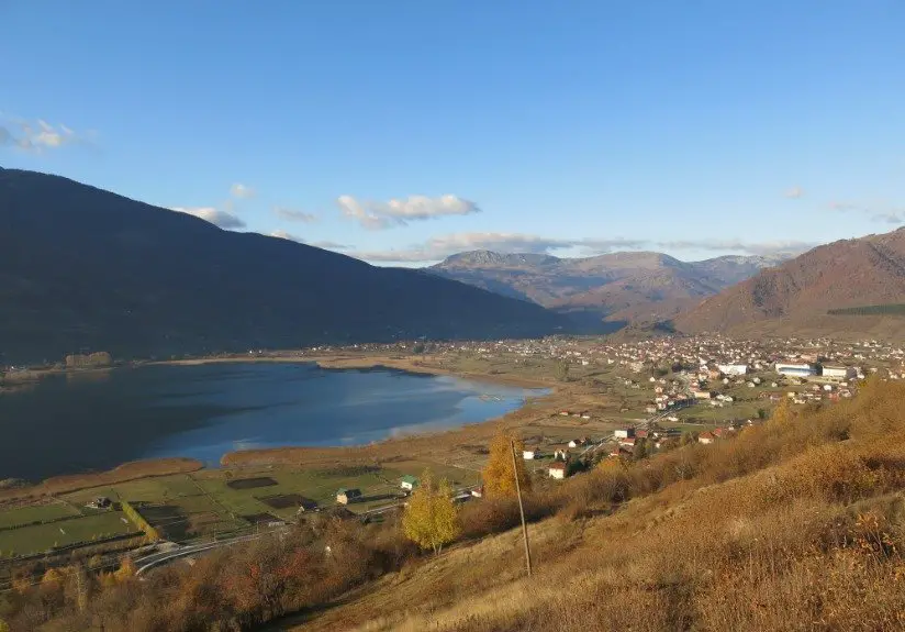 Plav et son lac lors de notre randonnée dans les montagnes des Balkans.