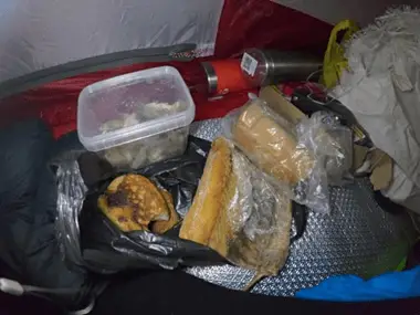 Poissons fumés, lard, pain, généreusement offert par un villageois pendant le voyage à vélo sur le fleuve Amour en Sibérie Poissons fumés, lard, pain, généreusement offert par un villageois pendant le voyage à vélo sur le fleuve Amour en Sibérie