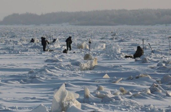Pêcheurs sur le fleuve Amour En Sibérie Pêcheurs sur le fleuve Amour En Sibérie