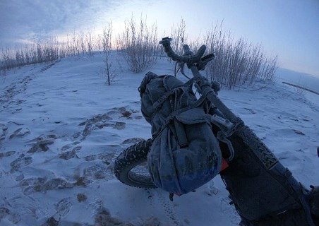 Reveil givré ! lors du voyage à vélo sur le fleuve Amour en Sibérie Reveil givré ! lors du voyage à vélo sur le fleuve Amour en Sibérie