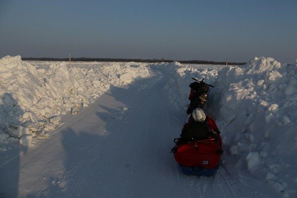 Route ou tranchée pendant le voyage à vélo sur le fleuve Amour en Sibérie Route ou tranchée pendant le voyage à vélo sur le fleuve Amour en Sibérie