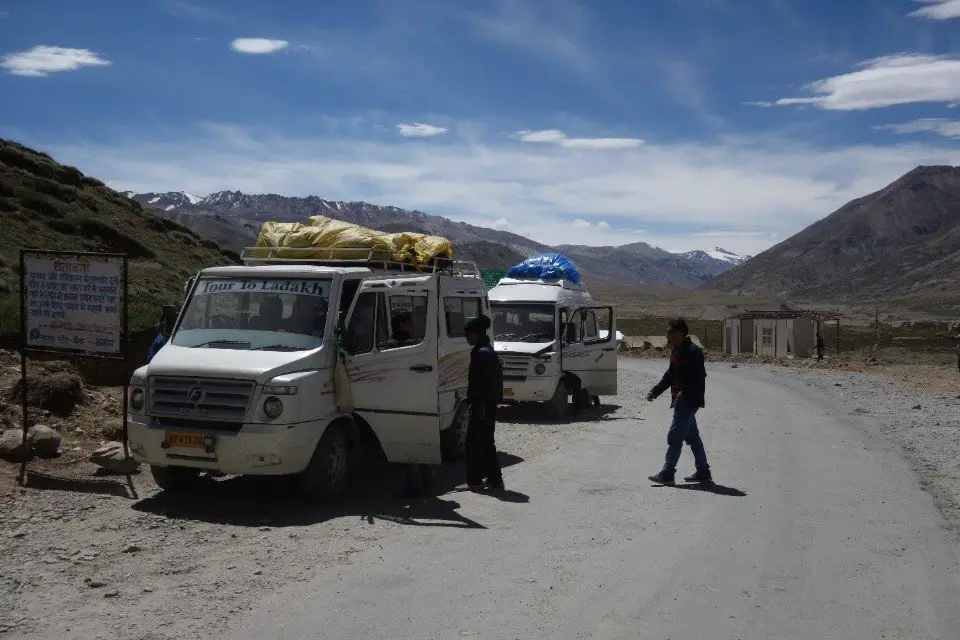 Les mini-bus privés pour Ladakh lors de la traversée des Himalayas