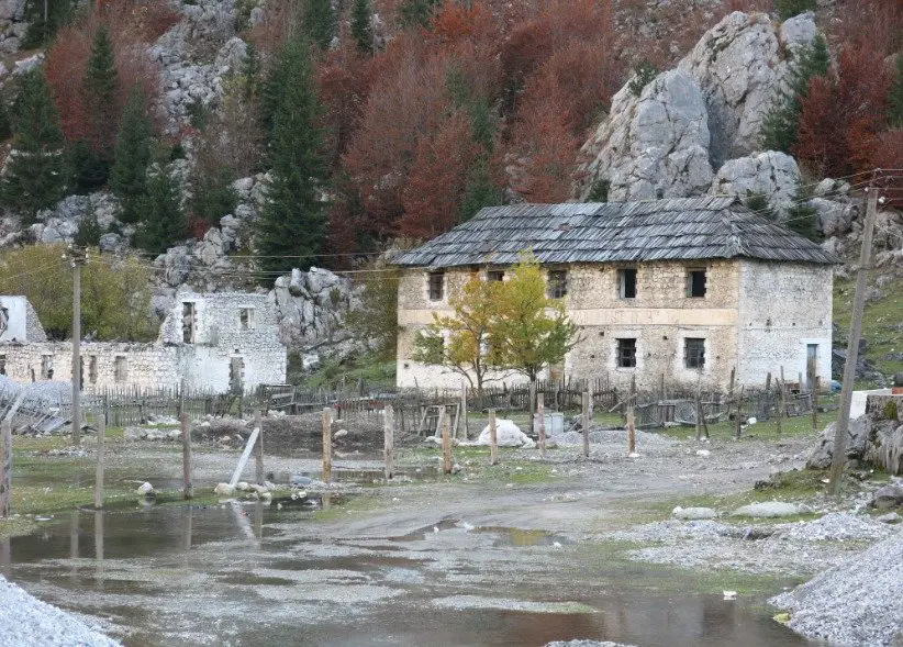 Valbona avec une succession de maisons en ruines lors de notre randonnée dans les montagnes des Balkans.