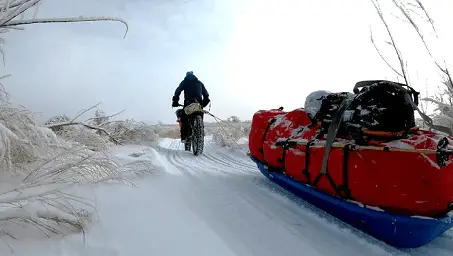 Voie sur berge… durant le voyage à vélo sur le fleuve Amour en Sibérie 