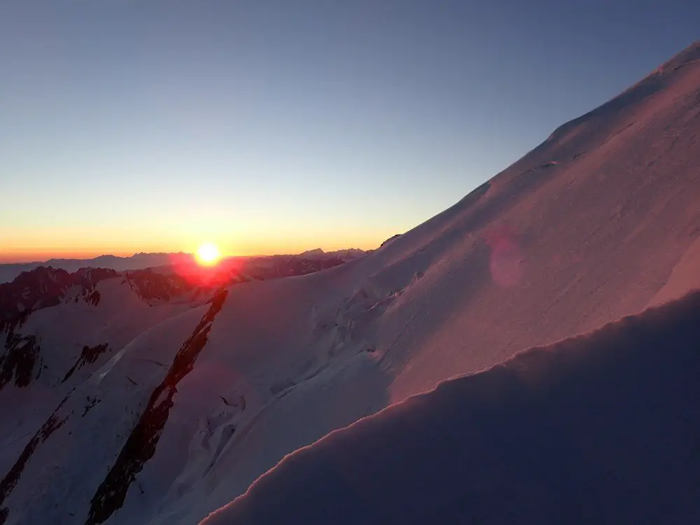 le soleil fini par se lever sur le massif du Mont Blanc