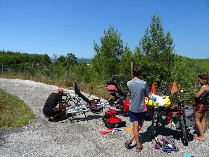 Grosse crevaison en pleine descente vers Cascais, on a faillit avoir chaud durant notre séjour à vélo en famille