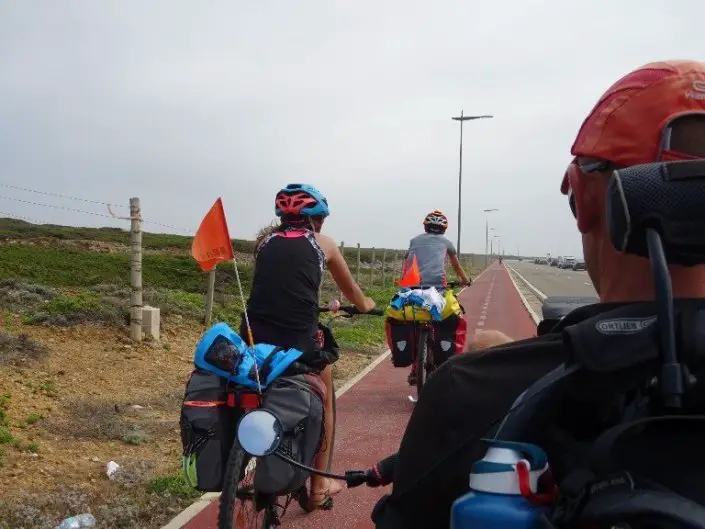 On retrouve une piste cyclable avec vue sur la mer et les petites dunes pendant notre séjour à vélo en famille