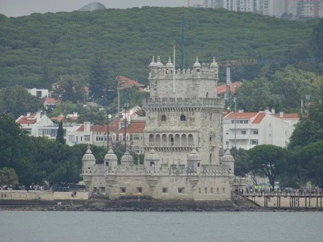 La tour de Bélem, Lisbonne, vue depuis le ferry qui nous fait traverser le Tage lors de nos vacances à vélo en famille