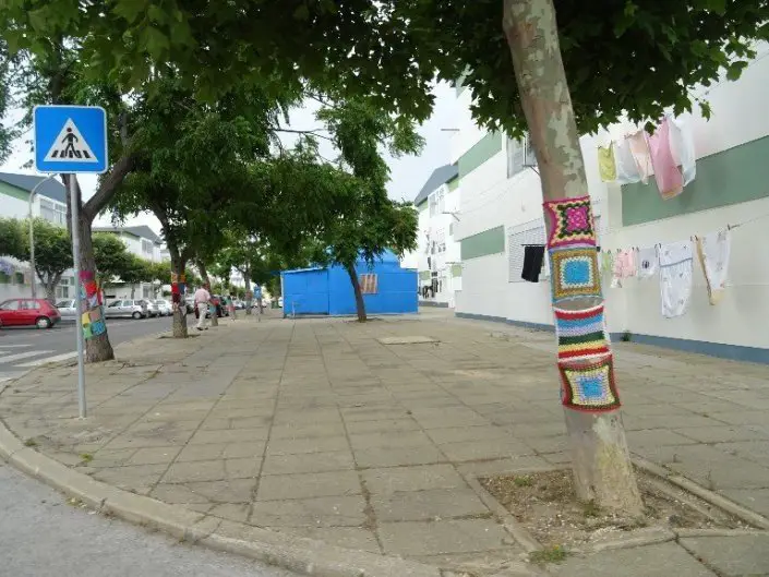 Les arbres décorés aux napperons pendant nos vacances à vélo en famille