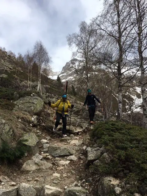 les derniers mètres avant l’arrivée sur le parking après notre tour de l’aiguille de la Meije en ski de randonnée