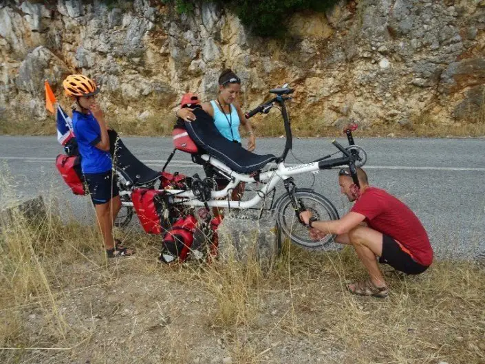Petit arrêt réparation avant Setubal durant nos vacances à vélo en famille