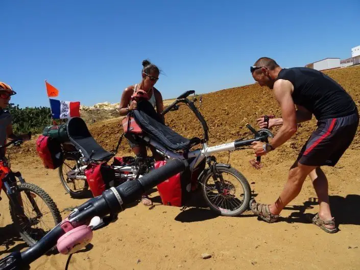 Petit réglage, avant dernier jour de vélo lors de nos vacances à vélo en famille