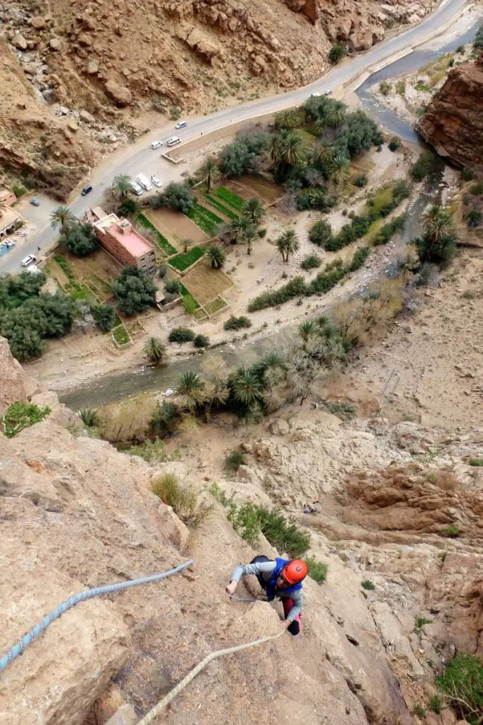 Grimpe au-dessus de la vallée durant le séjour escalade dans les gorges du Todgha 