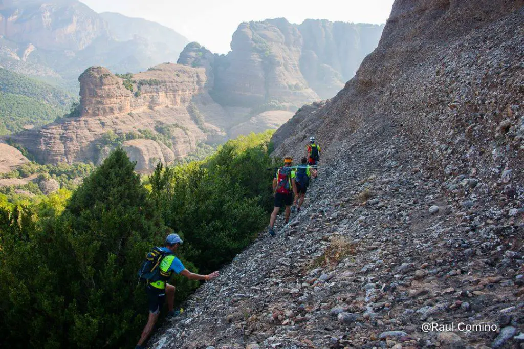 Passage étroit et glissant… Voire dangereux avec notre état de fatigue durant notre parcours du raid Aran 2018