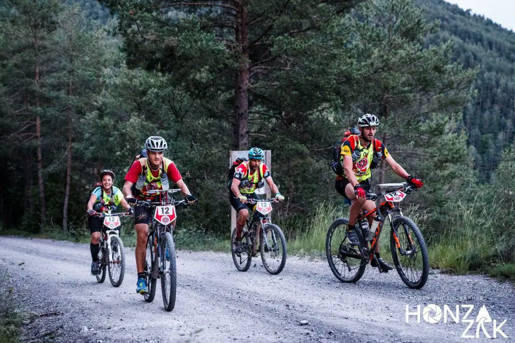 Mise en jambe sur la première montée lors de notre parcours du raid Aran 2018