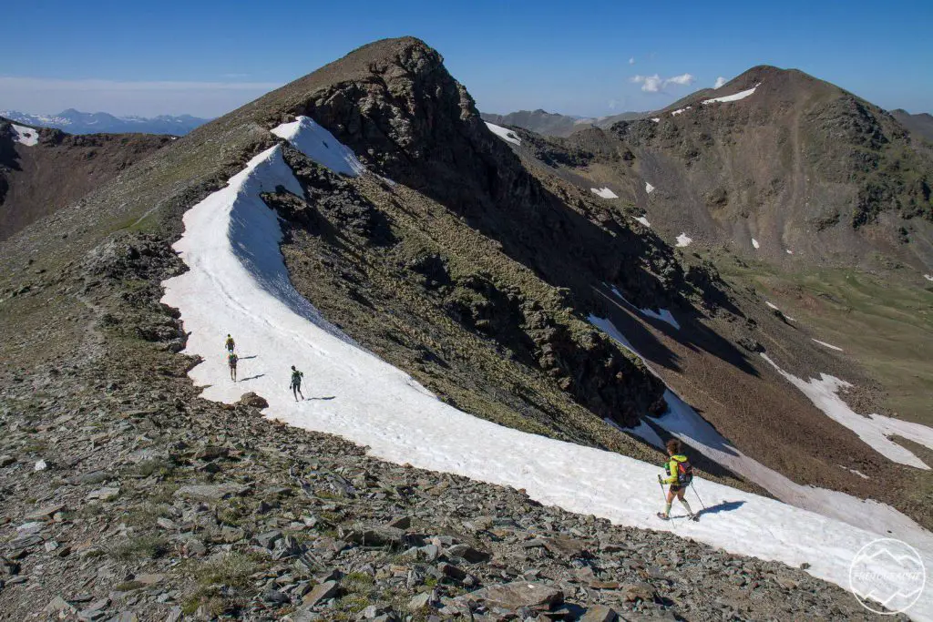 Du caillou et de la neige au cours de notre parcours sur le raid Aran 2018