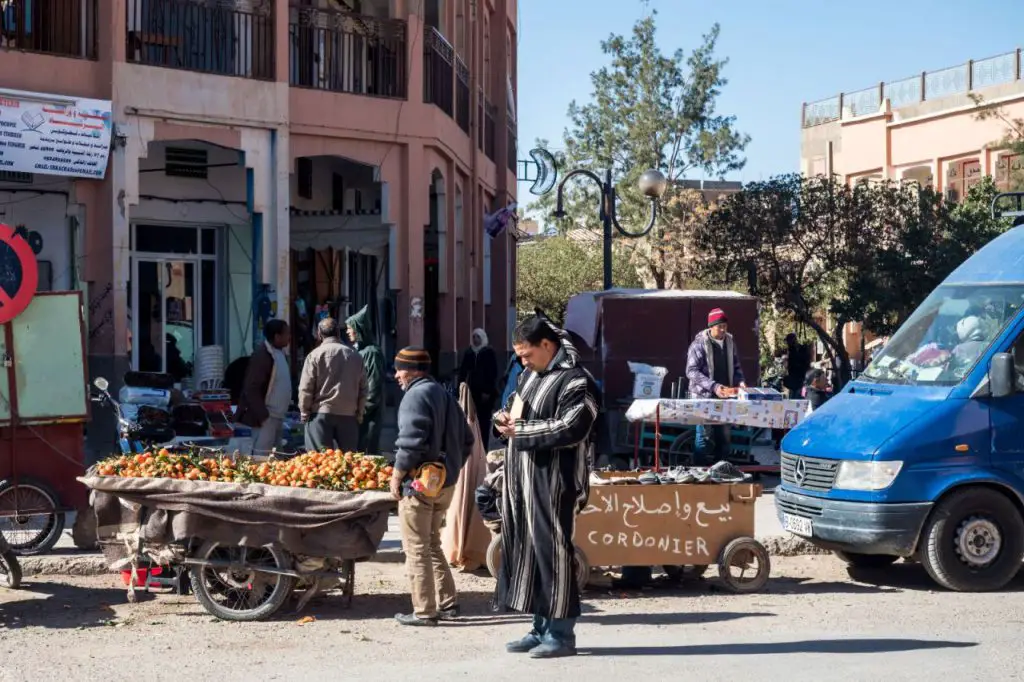 La gare des taxis collectifs à Tinghir durant notre séjour grimpe dans les gorges du Todgha