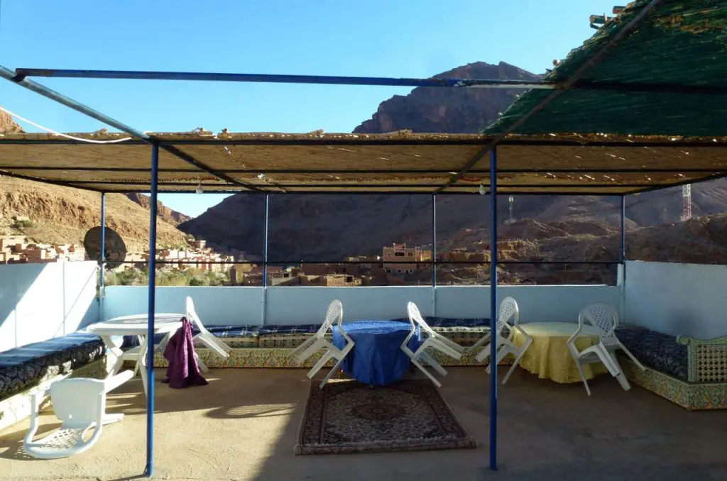 La terrasse du gîte à Todgha durant le séjour escalade dans les gorges du Todgha 