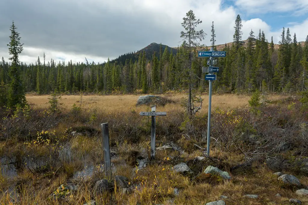 A partir de Parte, des panneaux nous indiquent la distance pour Kvikkjokk lors du voyage à Sarek