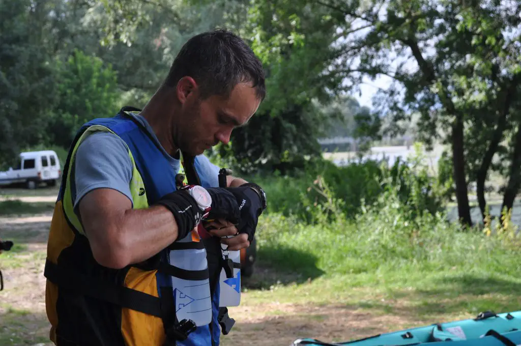 Vérification matériel avant le canoë durant le raid Aran 2018