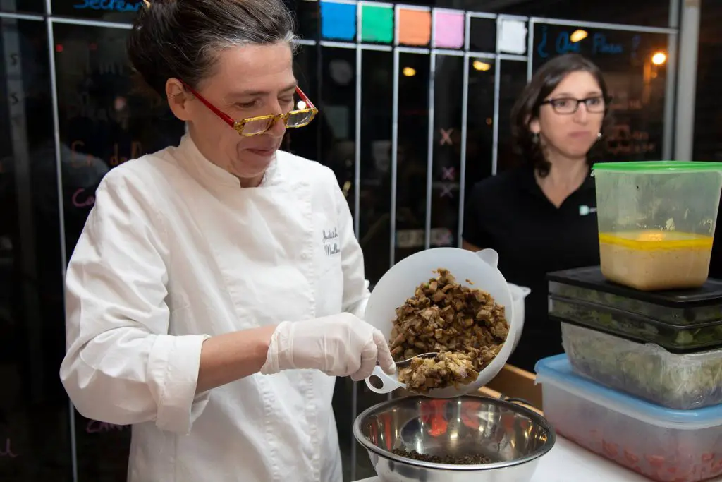 La Cheffe Judith MELKA en pleine préparation culinaire