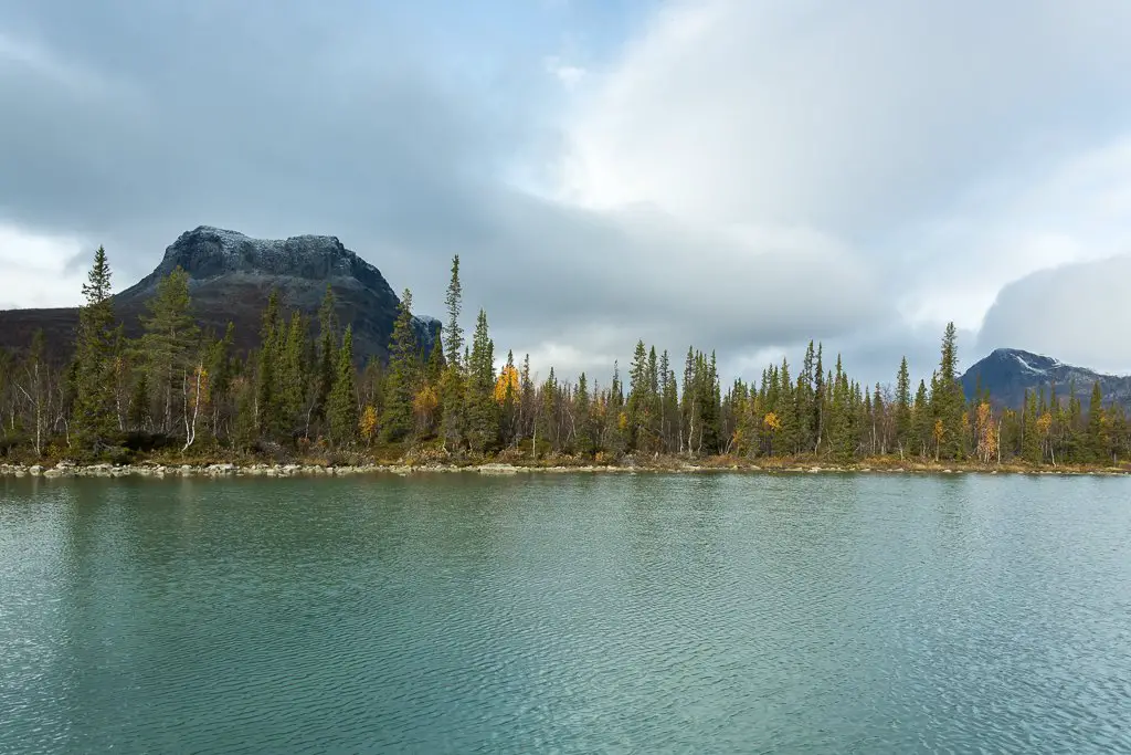 La petite anse où se trouve le ponton sur le lac Laitaure lors de notre séjour randonnée à Sarek