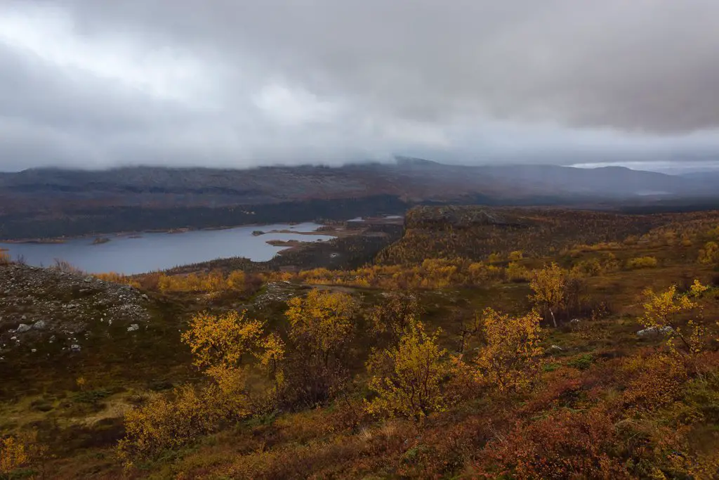 Le paysage se dévoile alors que l’on prend de l’altitude durant notre randonnée à Sarek