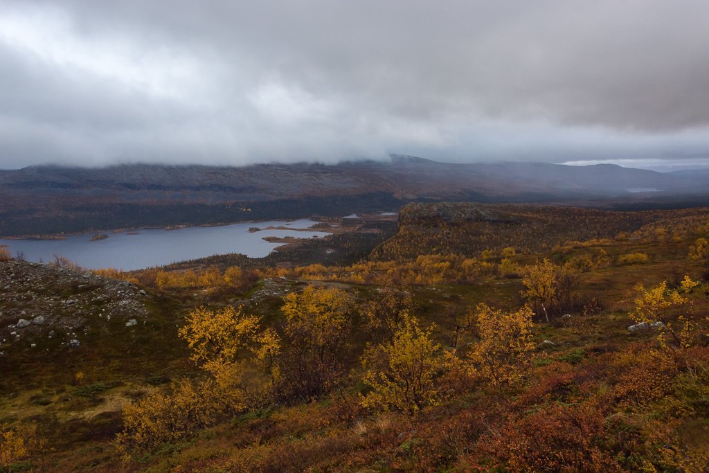 Le paysage se dévoile alors que l’on prend de l’altitude durant notre randonnée à Sarek