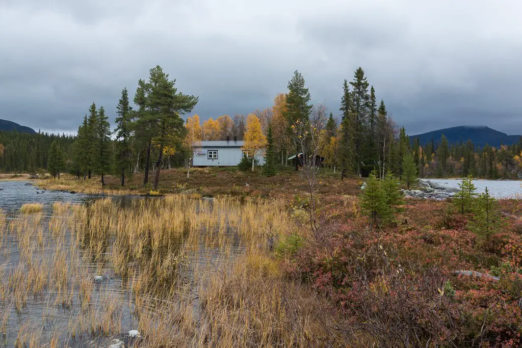 Le refuge de Parte, au bord du lac Sjabttjakjavrre lors de notre randonnée à Sarek