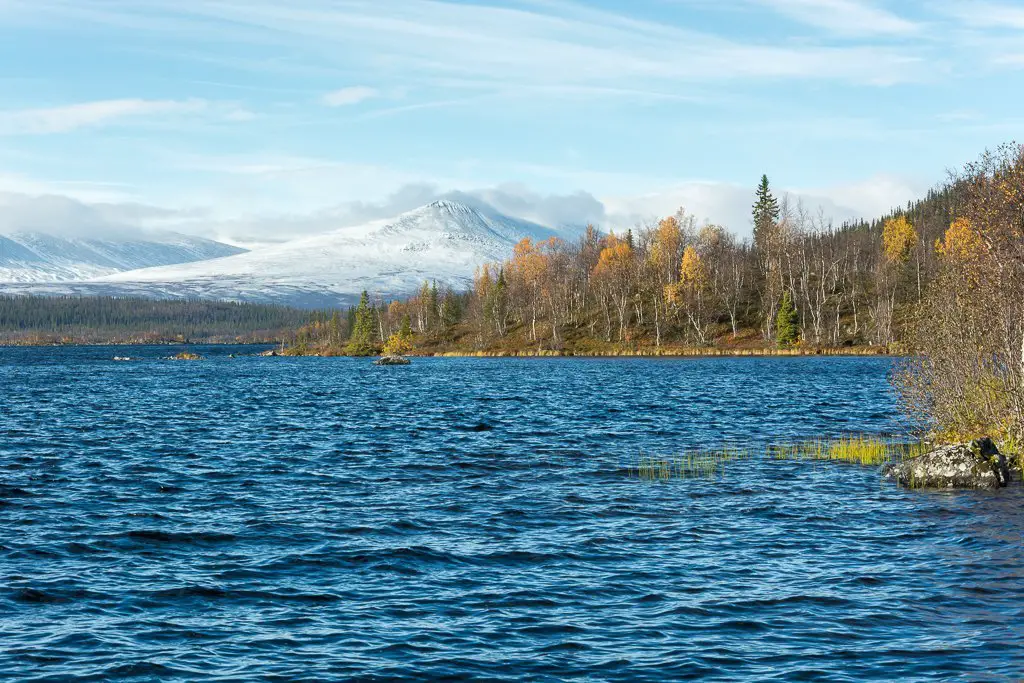 Les montagnes sont désormais enneigées derrière le lac Stuor Dahta lors de notre séjour randonnée à Sarek