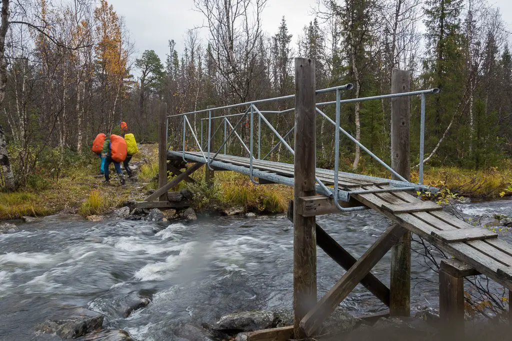 Nous traversons les plus gros torrents sur des ponts durant notre randonnée à Sarek