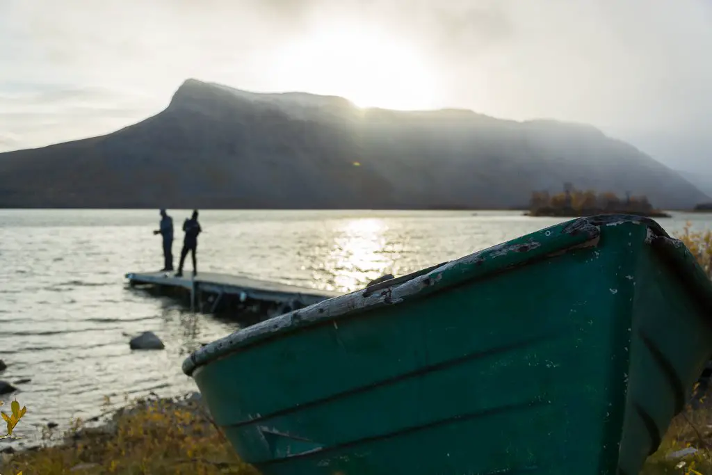 On tente de pêcher dans le lac près du village d’Aktse lors du séjour randonnée à Sarek