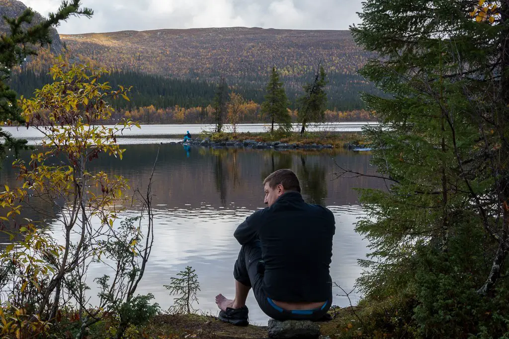 Petite pause au bord du lac Stuor Dahta lors de notre randonnée à Sarek