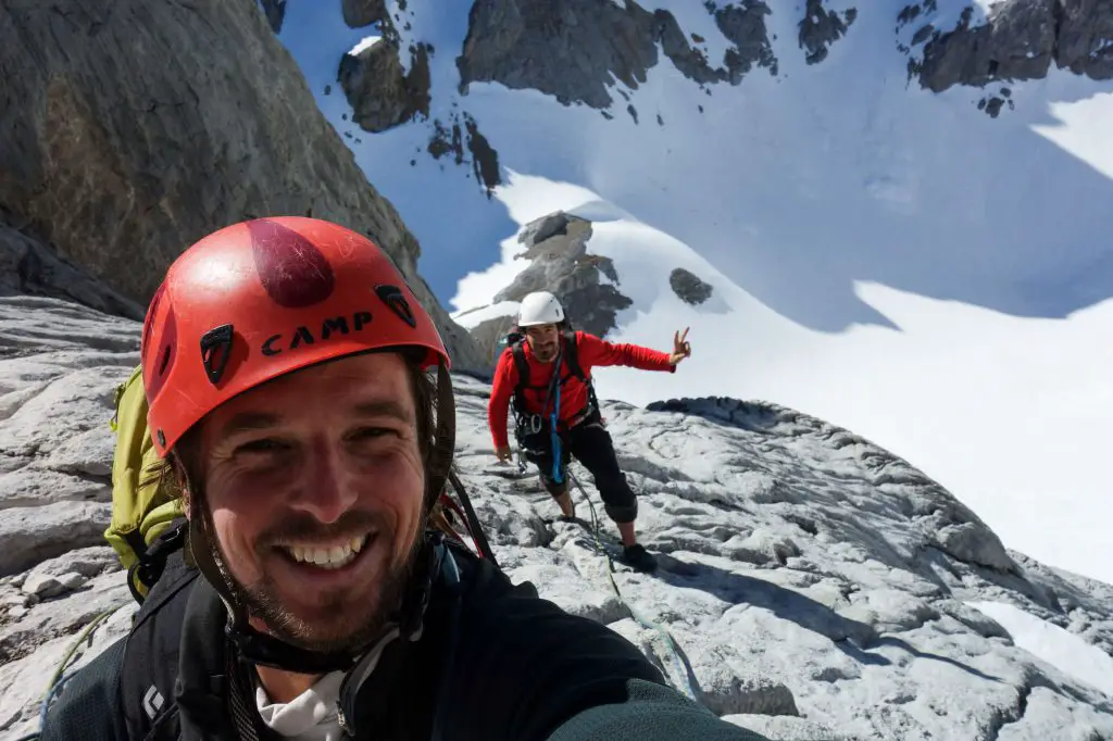 Heureux presque au sommet pendant notre ascension dans les Picos de Europa