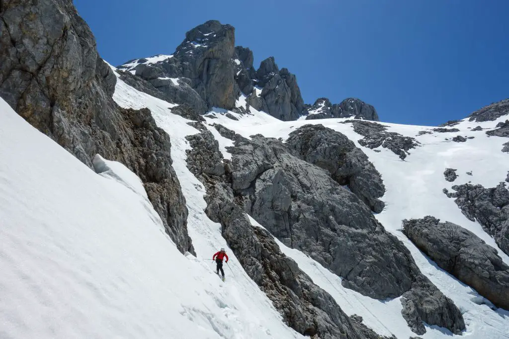 Descente dans de jolies pentes durant notre ascension dans les Picos de Europa