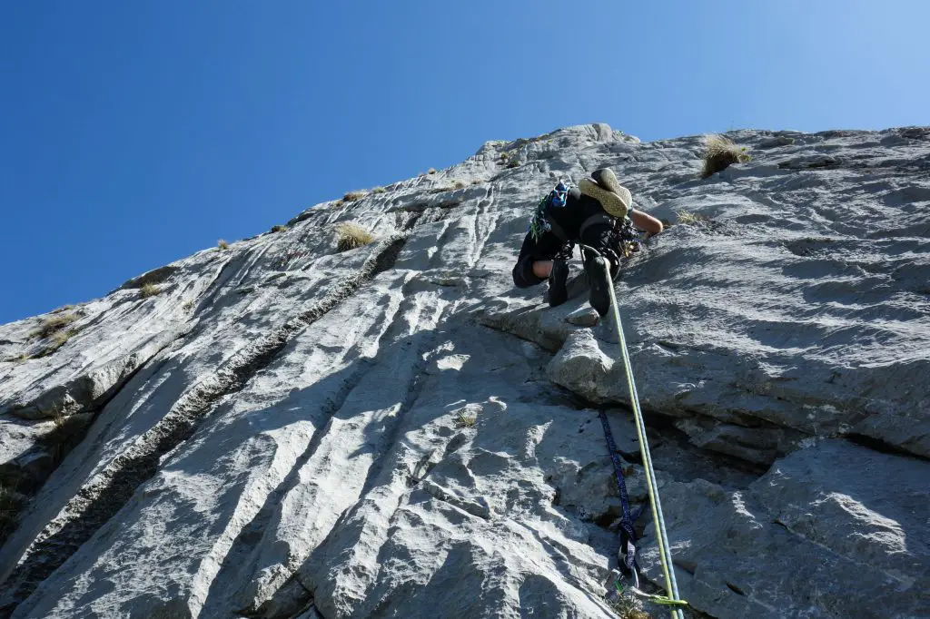 Denis attaque la deuxième longueur sur un calcaire parfait pendant le séjour dans les Picos de Europa